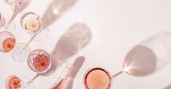 Variety-of-sparkling-wines-including-champagne-in-wine-glasses